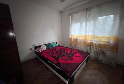 Apartament cu 3 camere decomandat în Minerul