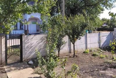 Casă cu 4 camere cu Teren 740 Mp în Cioroiași