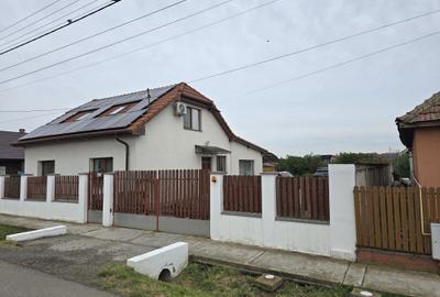 Casă cu 4 camere în Vetiș