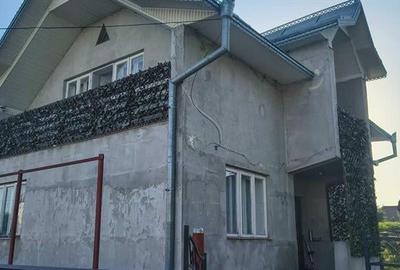 Casă individuală cu 3 camere cu Teren 10500 Mp în Tișăuți