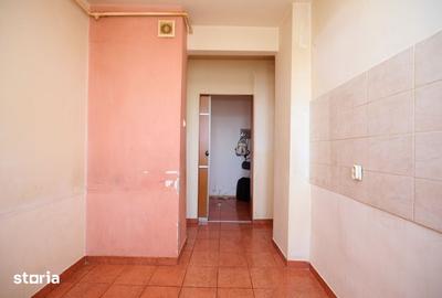 Apartament cu 4 camere semidecomandat în Craiovei