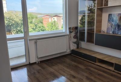 Apartament cu 2 camere semidecomandat în Micro 4 - 6