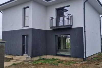 Casă cu 4 camere decomandat în Central