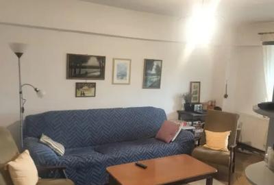 Apartament cu 3 camere decomandat în Sărari