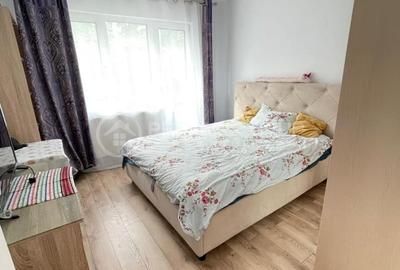 Apartament cu 3 camere în Podu Roș