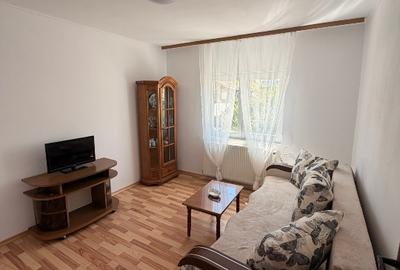 Apartament cu 3 camere semidecomandat, mobilat în Central