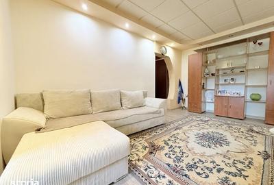 Apartament cu 3 camere semidecomandat în Far
