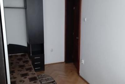 Apartament cu 3 camere semidecomandat în Calea București