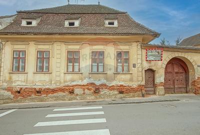 Casă cu 5 camere cu Teren 479 Mp în Schei - 2
