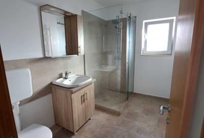Apartament cu 3 camere semidecomandat în Cățelu
