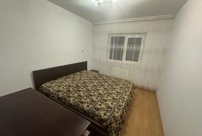 Apartament cu 3 camere decomandat în Micro 11