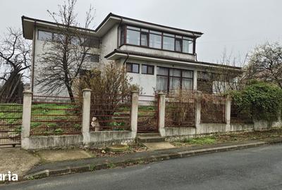 Casă cu Teren 1856 Mp în Central