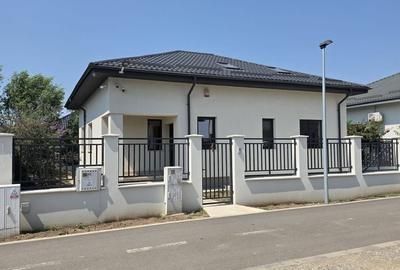 Casă individuală cu 5 camere cu Canalizare în Central