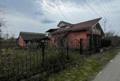 Casă cu 5 camere cu Teren 2270 Mp în Groși - 1