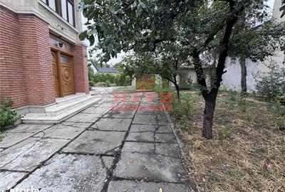 Casă cu 7 camere cu Teren 938 Mp în Central