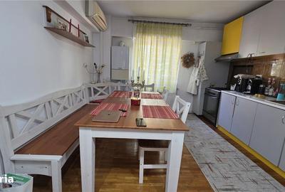 Apartament cu 4 camere decomandat în Sărari