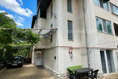 Casă cu 7 camere cu Teren 350 Mp în Central
