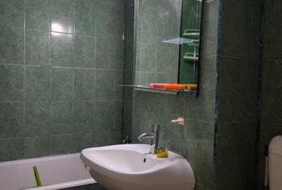 Apartament cu 3 camere decomandat în Valea Oltului