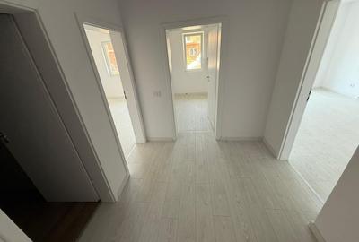 Apartament cu 3 camere decomandat în Girocului