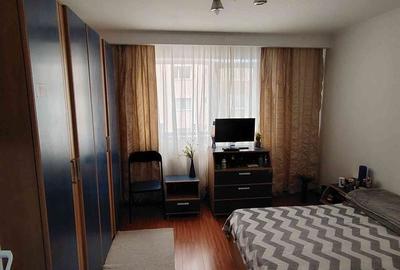 Apartament cu 3 camere decomandat în Micro 11 - 14