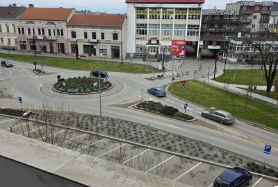 Apartament cu 3 camere semidecomandat în Central