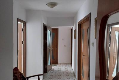 Apartament cu 4 camere decomandat în Roman - 7