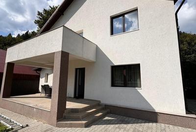 Casă cu 7 camere cu Teren 526 Mp în Măneciu