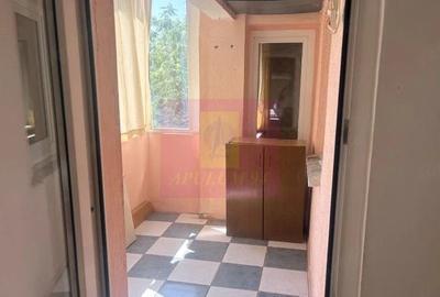 Apartament cu 3 camere decomandat în Drumul Sării