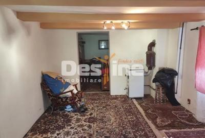 Casă cu 4 camere cu Teren 1075 Mp în Cătina