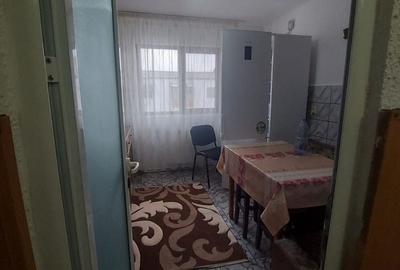 Apartament cu 2 camere semidecomandat în Micro 4 - 6