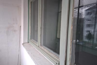 Apartament cu 3 camere semidecomandat în Podu Roș - 2