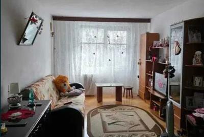 Apartament cu 3 camere semidecomandat în Crângași