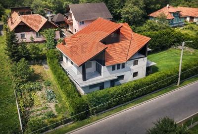 Casă individuală cu 8 camere cu Teren 622 Mp în Moieciu de Jos - 1
