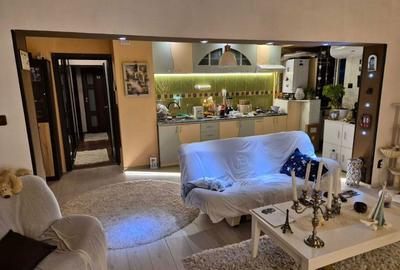 Apartament cu 4 camere decomandat în Piața Centrală - 1