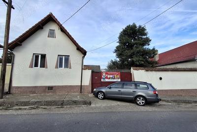 Casa de vanzare si 5 ha de pamant! - 1