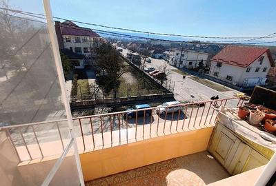 Apartament cu 3 camere semidecomandat, mobilat în Central - 1