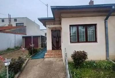 Casă cu 6 camere cu Teren 400 Mp în 8 Martie - 2