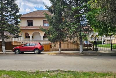 Casă cu 6 camere în Decebal