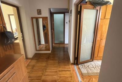Apartament cu 3 camere semidecomandat, mobilat în Peninsula