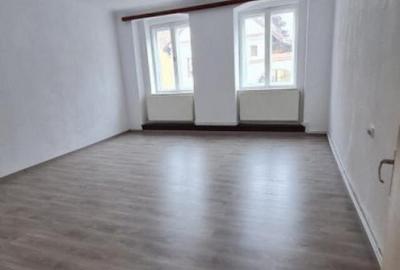 Apartament cu 3 camere nedecomandat în Central - 1