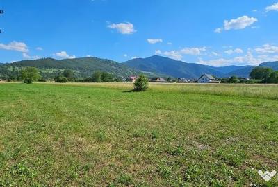 Teren de 4400 mp, în Nord