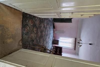 Casă cu 3 camere cu Teren 1770 Mp în Central - 1