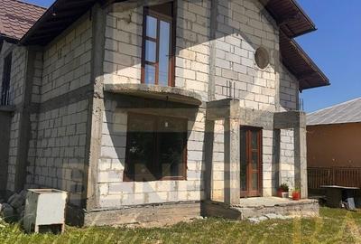 Casă cu 5 camere cu Teren 776 Mp în Cocorăștii Colț