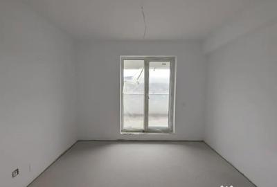 Apartament cu 4 camere semidecomandat în Florești