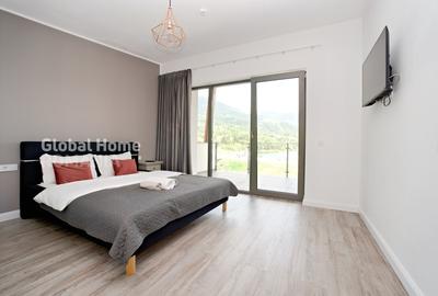 Casă cu 10 camere cu Teren 3888 Mp în Est - 3