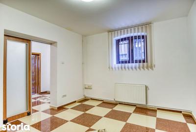Casă cu 10 camere cu Canalizare în Centrul Istoric - 4