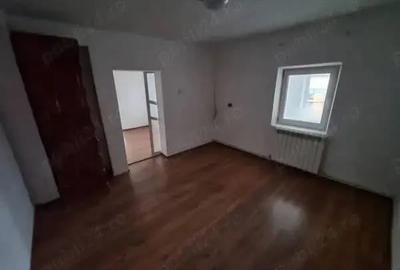 A 39 Proprietarul vinde in Buhu?i ,casa 3 camere la strada , - 1