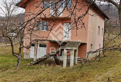 Casă individuală cu 4 camere cu Canalizare în Exterior Est - 1