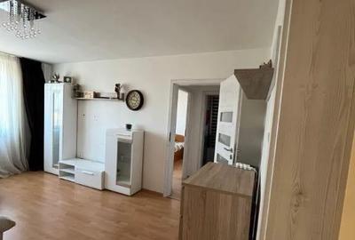 Apartament cu 3 camere semidecomandat în Calea București