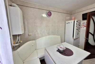 Apartament 3 camere semidecomandat, renovat si semi-mobilat, zona Cora-Bacau Apartament 3 camere semidecomandat, renovat si semi-mobilat, zona Cora-Bacau - 8